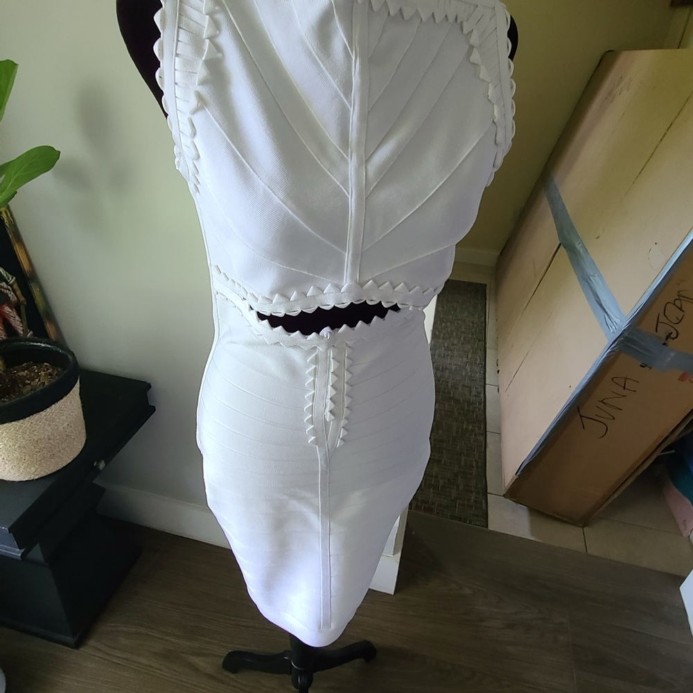 Elegant White Sleeveless Dress